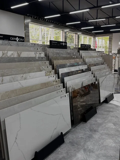 Стенды с коллекциями плитки в салоне, четвёртый ракурс